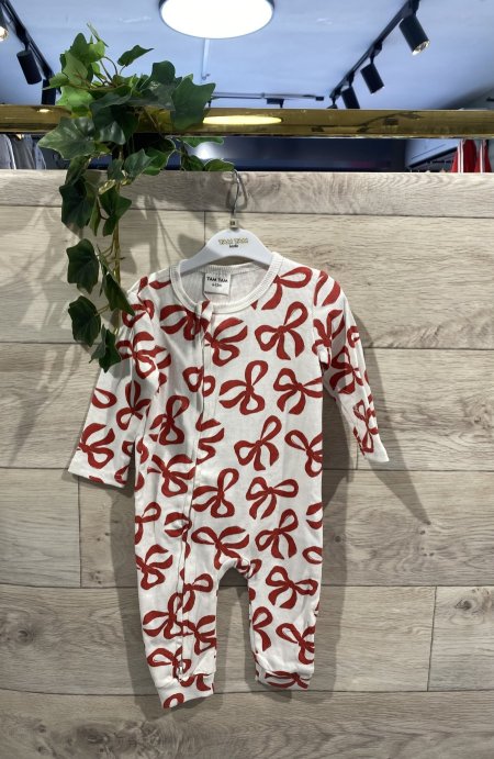 احمر ببيونه